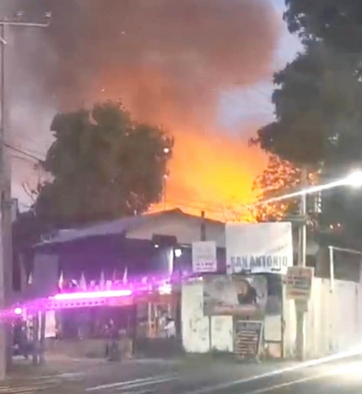 Linares: incendio provocó cuantiosos daños en restorán “Las Camelias”