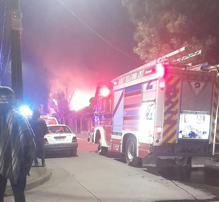 Incendio de vivienda en Linares dejó a madre y 2 hijos lesionados