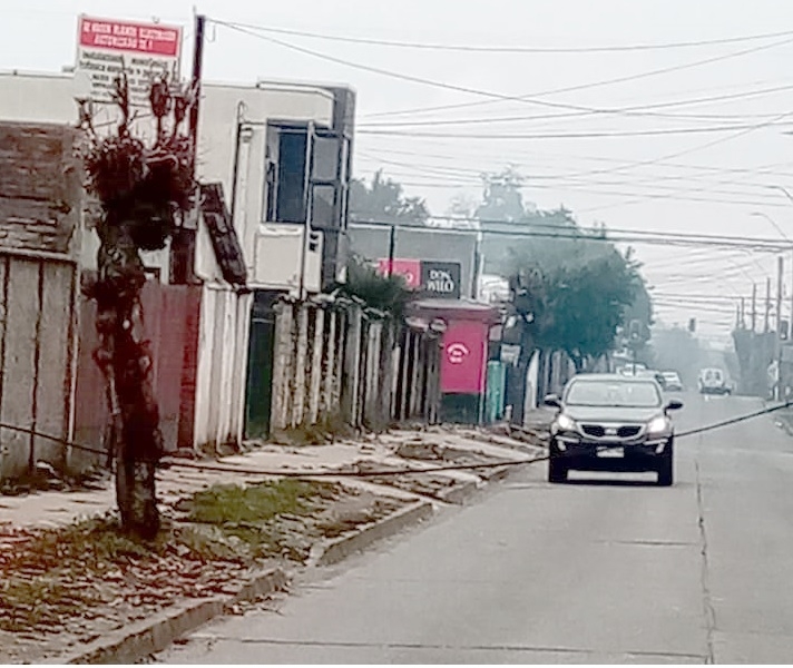 Linares: conductores molestos por problemas con cables de tendido público interrumpiendo el tránsito