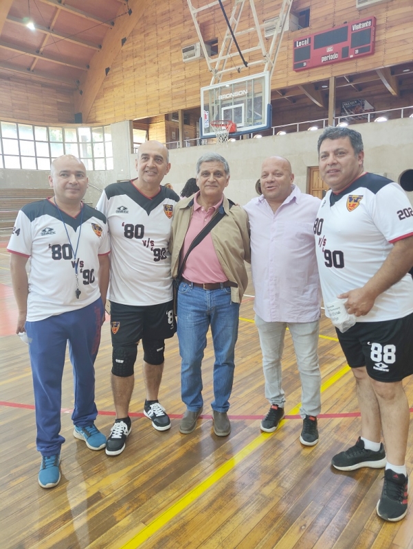 Reencuentro  Jugadores del ex Liceo de Hombres generaciones 80 y 90 de voleibol rindieron homenaje al profesor Luis Lara Stolze