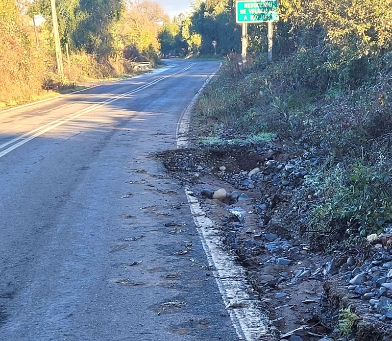 Linares: vecinos advierten de socavón en Ruta a Embalse Ancoa