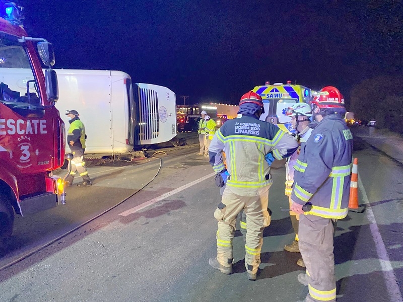 Villa Alegre: 1 muerto y 31 lesionados en volcamiento de bus de pasajeros en Ruta 5 Sur