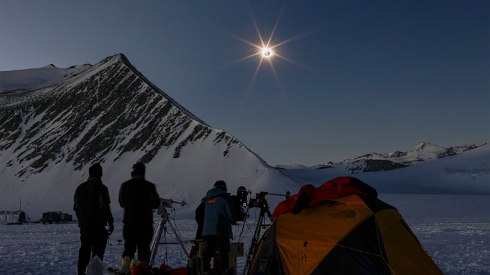 Eclipse solar se pudo ver desde la Antártica: No se repetirá en Chile hasta 2048