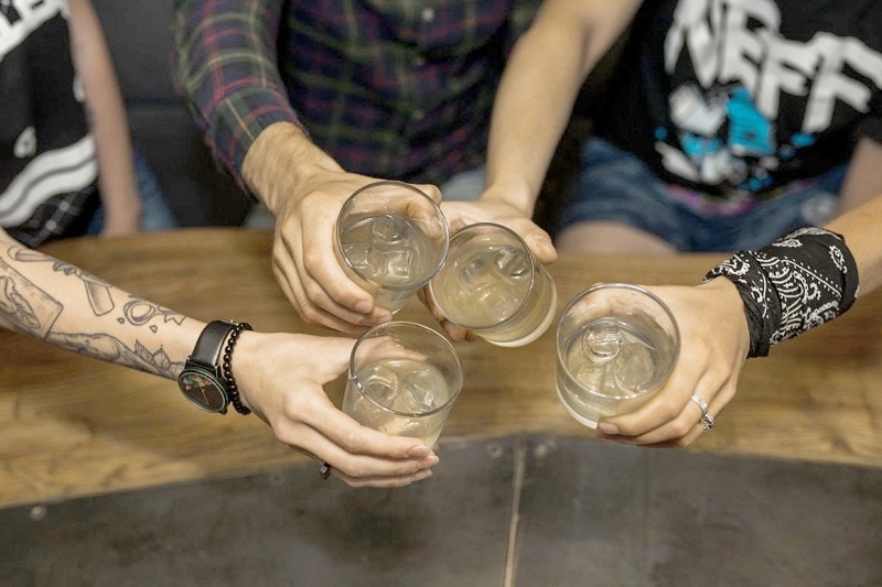 “Binge drinking”:   Alerta por aumento del consumo excesivo de alcohol: ¿qué hay detrás de esta peligrosa tendencia?