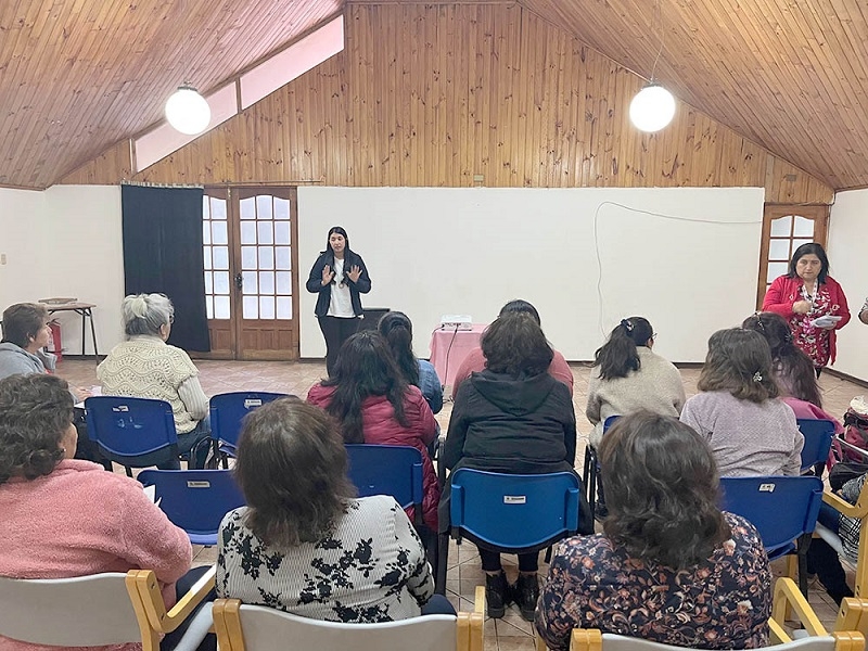 Mujeres Jefas de Hogar de Longaví se capacitan en temáticas preventivas de salud