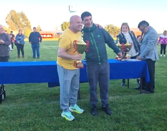 Viejitos Cracks finalizaron Torneo de Apertura premiando a los mejores equipos 