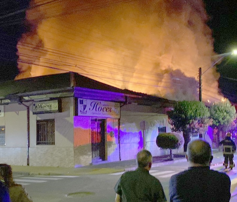 Incendio destruyó una funeraria y 3 viviendas en San Javier