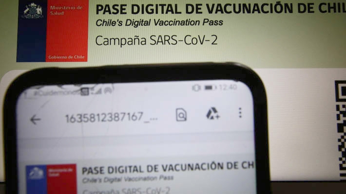 Salud descarta "perdonazo" para quienes viajen de regreso sin dosis de refuerzo: Se les inhabilitará su pase de movilidad