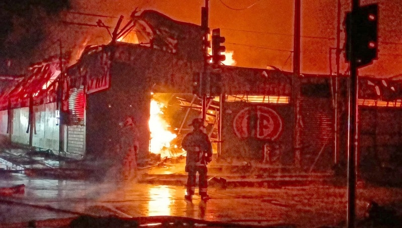 Parral: Un fallecido en incendio que afectó a Supermercado “Gran Ormeño” y Radio Azul