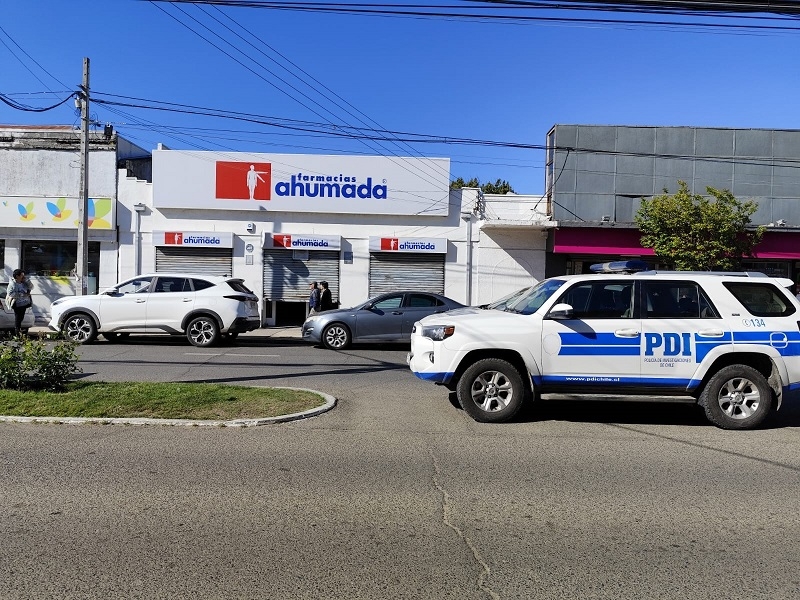 PDI investiga robo a sucursal de cadena de farmacias en Parral