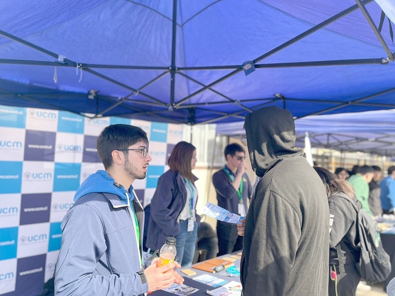 Ampliando tus horizontes: Feria de universidades en Chanco llevó información vocacional a jóvenes de la costa