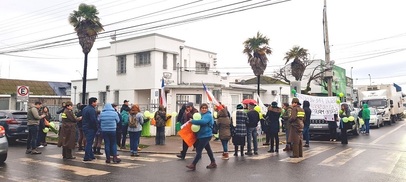 Parral: apoderados protestan en Fiscalía por presuntos abusos de profesor