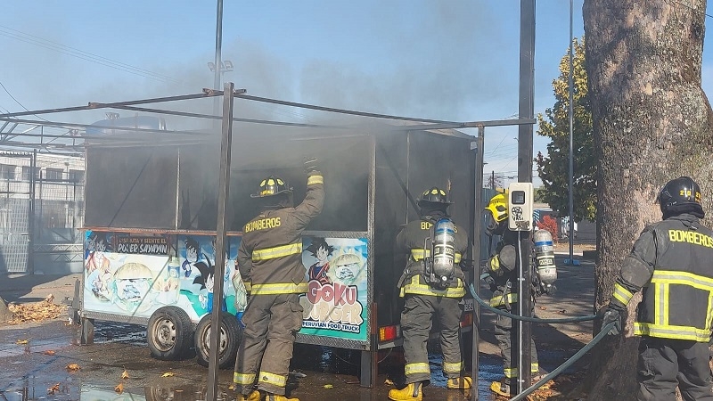  Linares: Incendio y volcamiento de camión movilizaron a bomberos el fin de semana