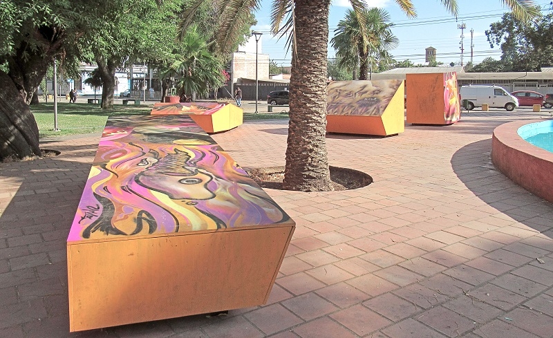 Destacados muralistas embellecen con contenido y arte, las Rocas Amarillas en Linares