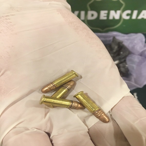 OS7 de Carabineros detuvo a un hombre y una mujer con drogas y armas en Yerbas Buenas