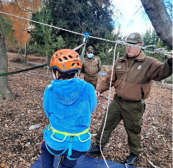 Carabineros de Linares realizó actividades con niños en  cordillera