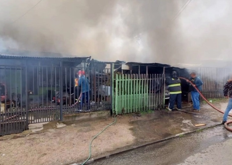 Caquenes: Amplio despliegue por incendio que afectó a 3 viviendas