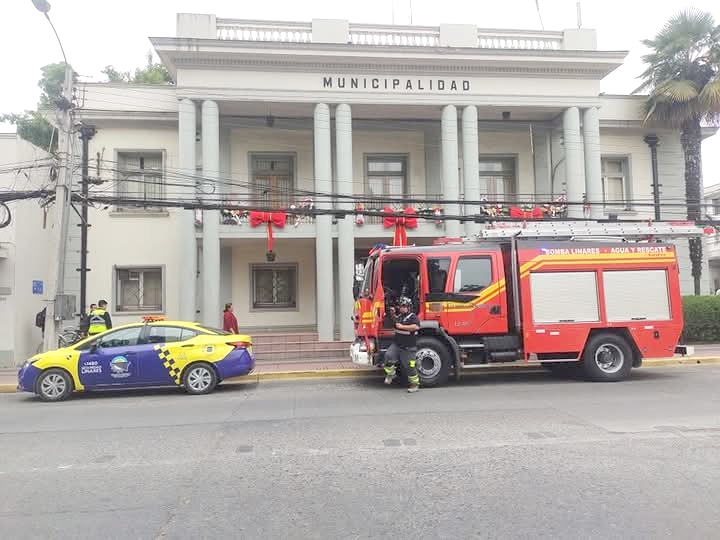 Linares: Bomberos atendió emergencia por emanación de gas en edificio municipal