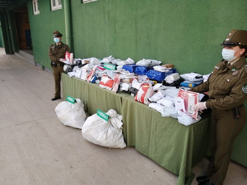 Carabineros de San Clemente detuvo a tres personas que sustrajeron 155 encomiendas desde la oficina de Correos de la comuna