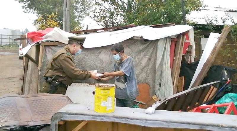 _Carabineros entrega ayuda a personas en situación de calle