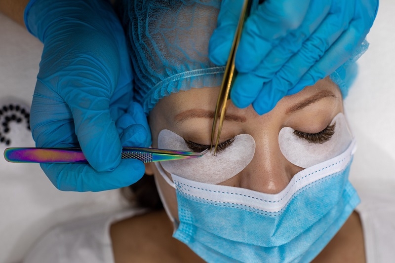 Desde alergias a heridas traumáticas: los riesgos en el uso de pestañas postizas    