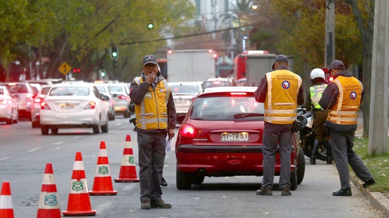 Parte la restricción vehicular en Santiago: Dígitos y condiciones