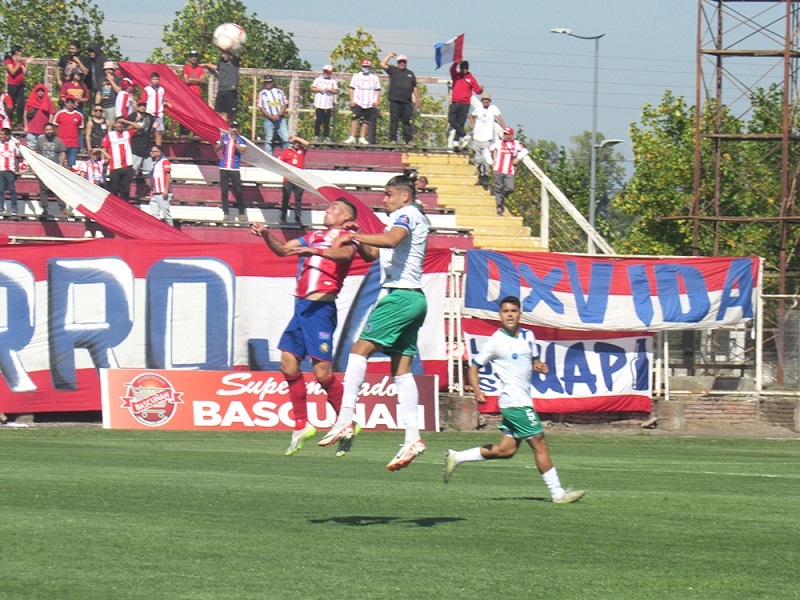 Deportes Linares estuvo a punto de derribar al sublíder que no mostró nada 