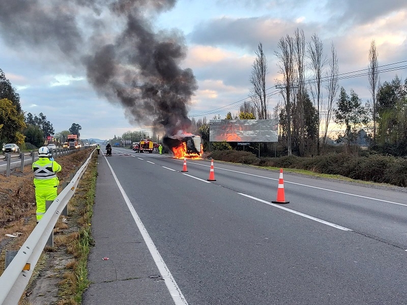 San Javier: incendio de vehículo movilizó a equipos de emergencias hasta Ruta 5 Sur