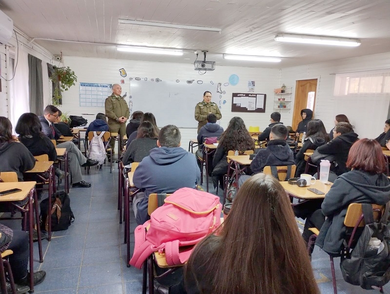 San Javier: Carabineros realiza charla motivacional y orientación dirigida a jóvenes