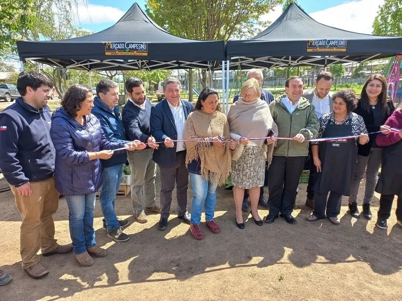 Pequeños productores de Pelarco inauguran nuevo mercado campesino de INDAP