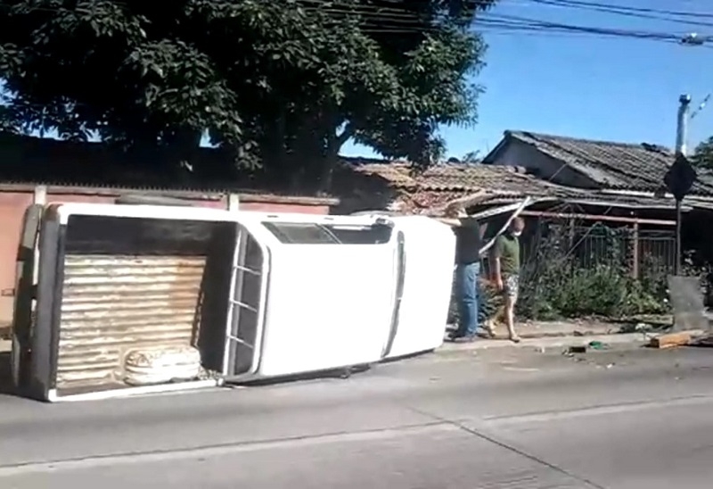 Linares: daños en vivienda provocan sujetos tras volcar en auto robado