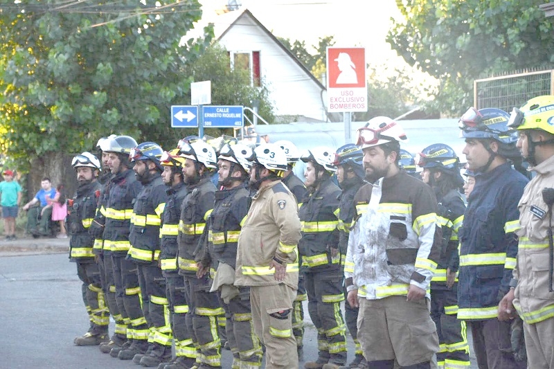 Arduo y extenuante trabajo de Bomberos maulinos en Pinto