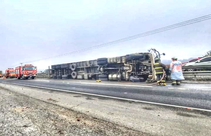 San Javier: un fallecido tras volcamiento de camión en ruta 5