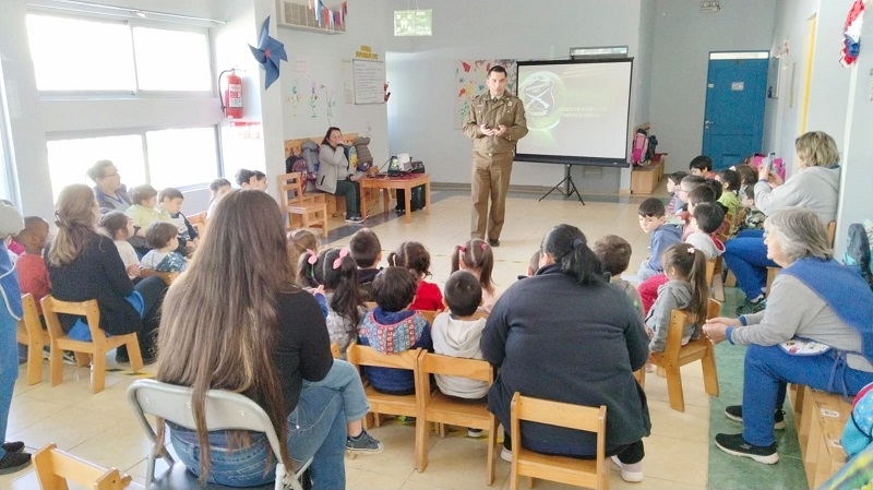 Carabineros de la Subcomisaría “Cristián Martínez Badilla” resaltó derechos del niño en jardín infantil “Niditos del Valle”