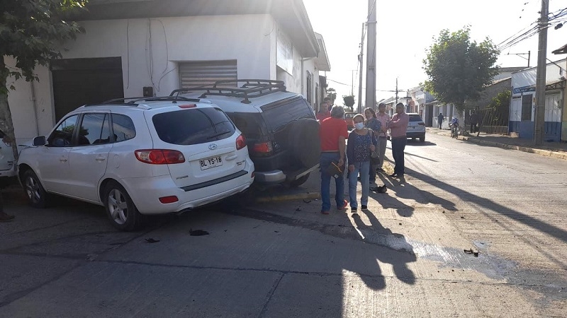 Linares: colisión de vehículos en calles Max Jara con Freire