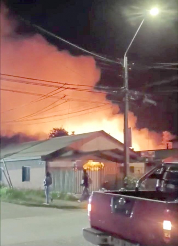 Linares: Bomberos controló incendio que afectó a barraca en sector oriente