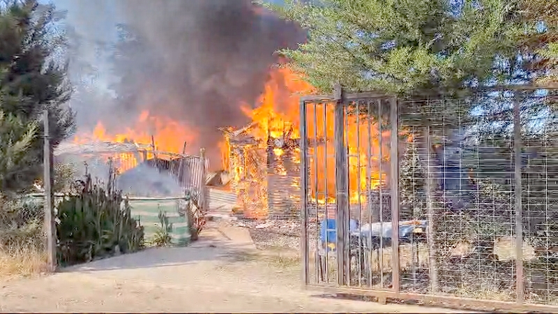 Incendio destruó vivienda en Linares