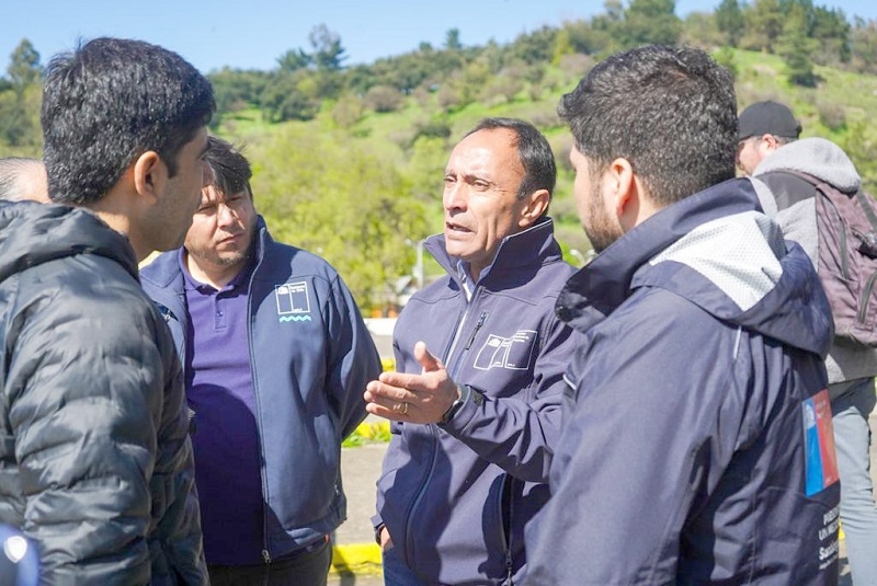 Ministro Jaime Pizarro recorrió y revisó recintos deportivos afectados por las lluvias en el Maule 