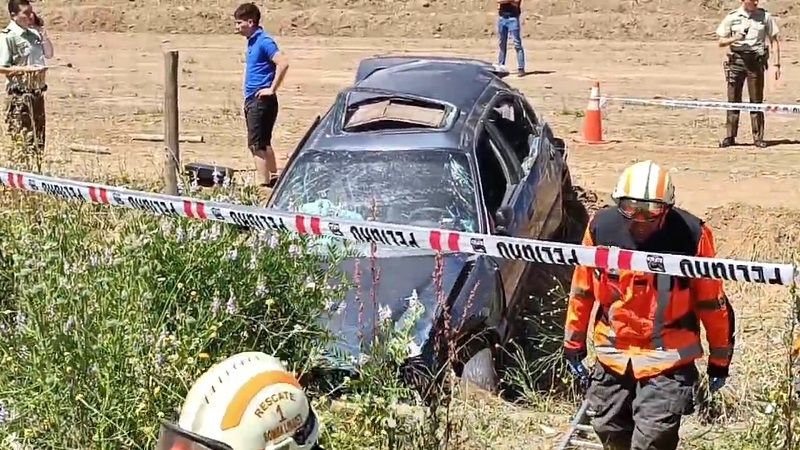 Linares: volcamiento de vehículo deja un fallecido camino a Panimávida