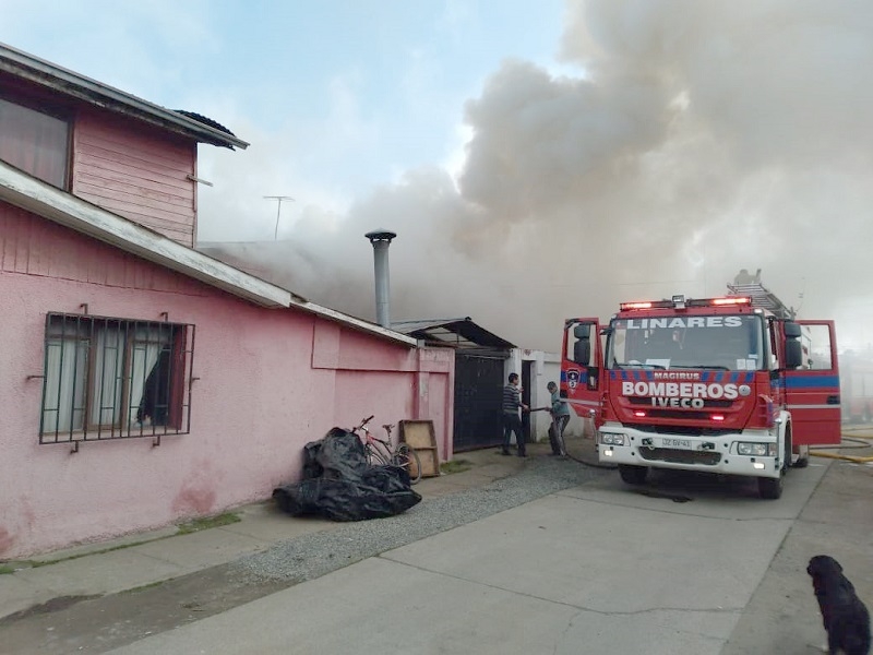 Linares: Incendio afectó a vivienda en sector surponiente