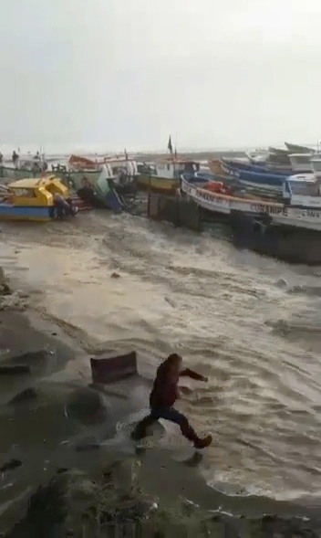 Marejadas generan problemas a pescadores en Pelluhue