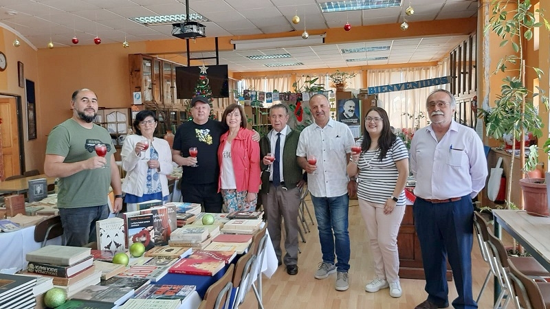 EX ALUMNOS ENTREGARON LIBROS AL INSTITUTO POLITÉCNICO DE LINARES.- 