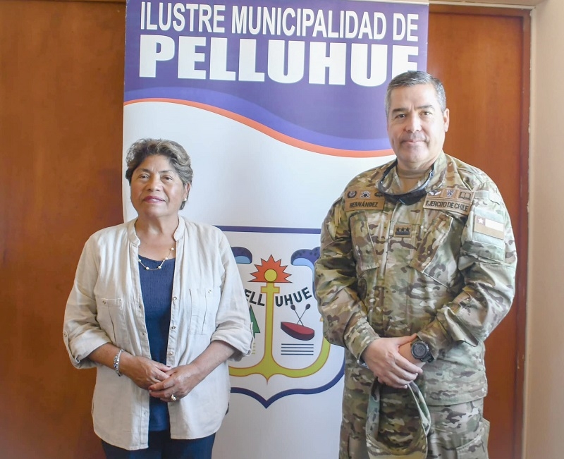 Director de Escuela de Artillería presentó saludos protocolares a la alcaldesa de Pelluhue 