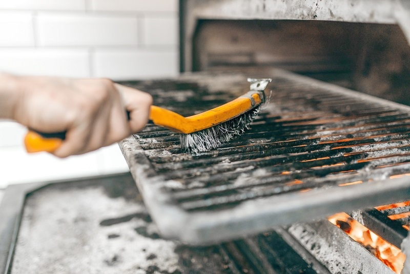 Adiós a la cuchara de palo y los trucos caseros para limpiar la parrilla: podrían provocar efectos adversos para la salud