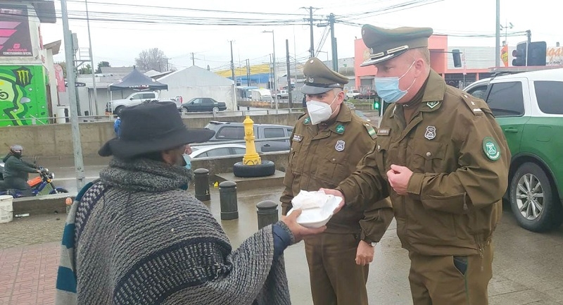 Linares: Carabineros entrega alimentos a vecinos en situación de calle