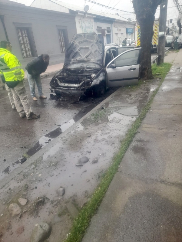 Linares: vehículo se incendia en pleno sector céntrico