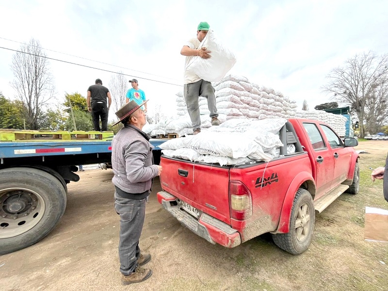 Gobierno continúa entregando ayuda a productores agrícolas afectados por la emergencia climática