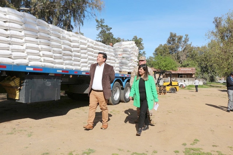 Reciben cargamento de fertilizantes para pequeños agricultores del Maule