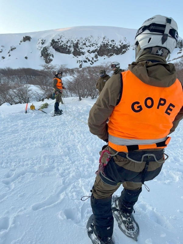  Carabineros del GOPE Maule fortalecen práctica en búsqueda y rescate en nieve