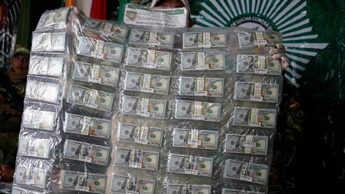 Retirado de un banco de Iquique, encontrado en Bolivia y robado por policías: El extraño viaje de un millón de dólares